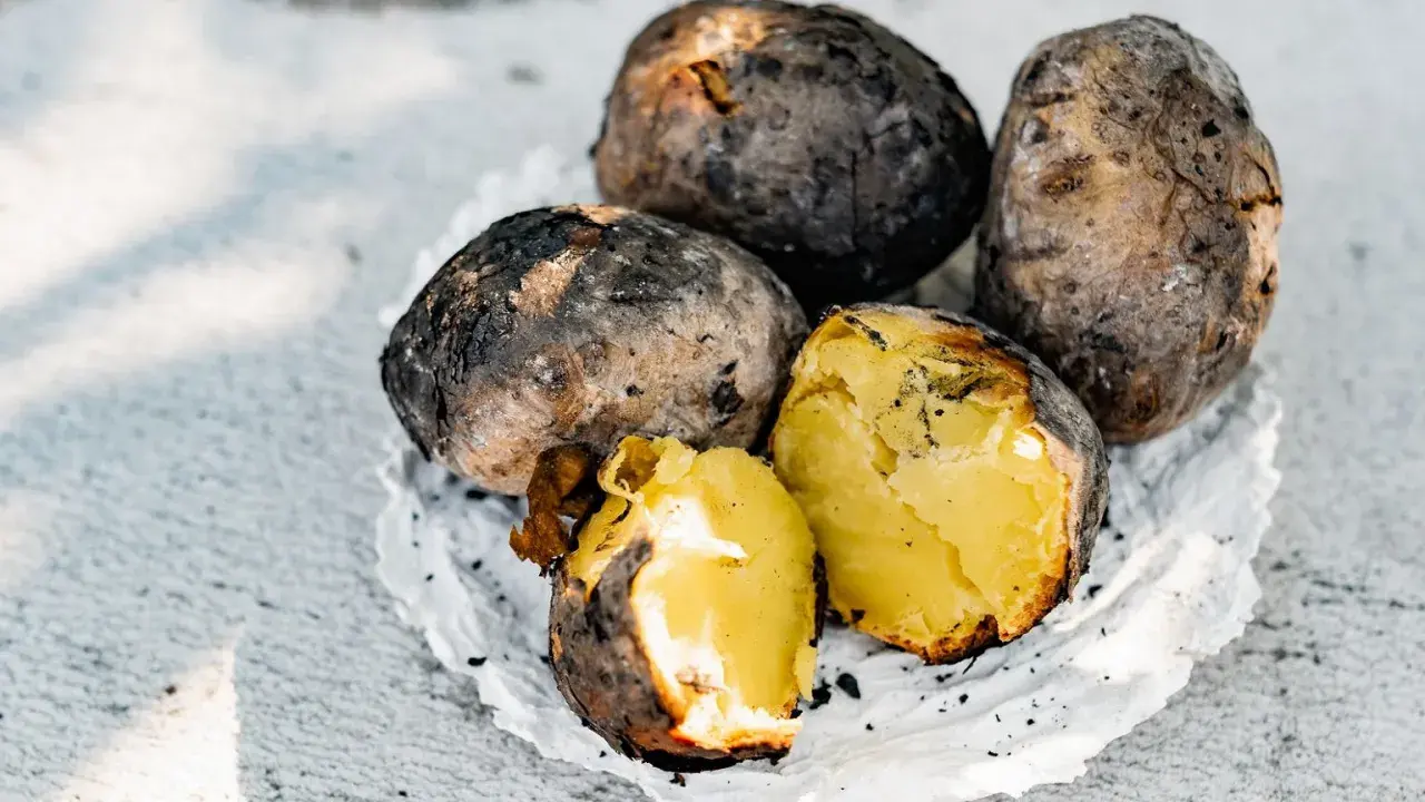 Ile piec ziemniaki w ognisku? Czas, triki, by były idealne!
