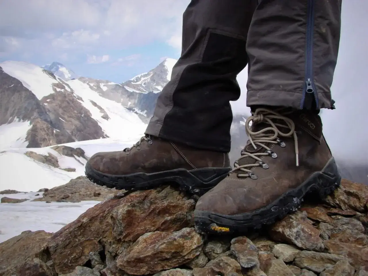 Osoba zadowolona na szlaku w dobrze dobranych butach trekkingowych