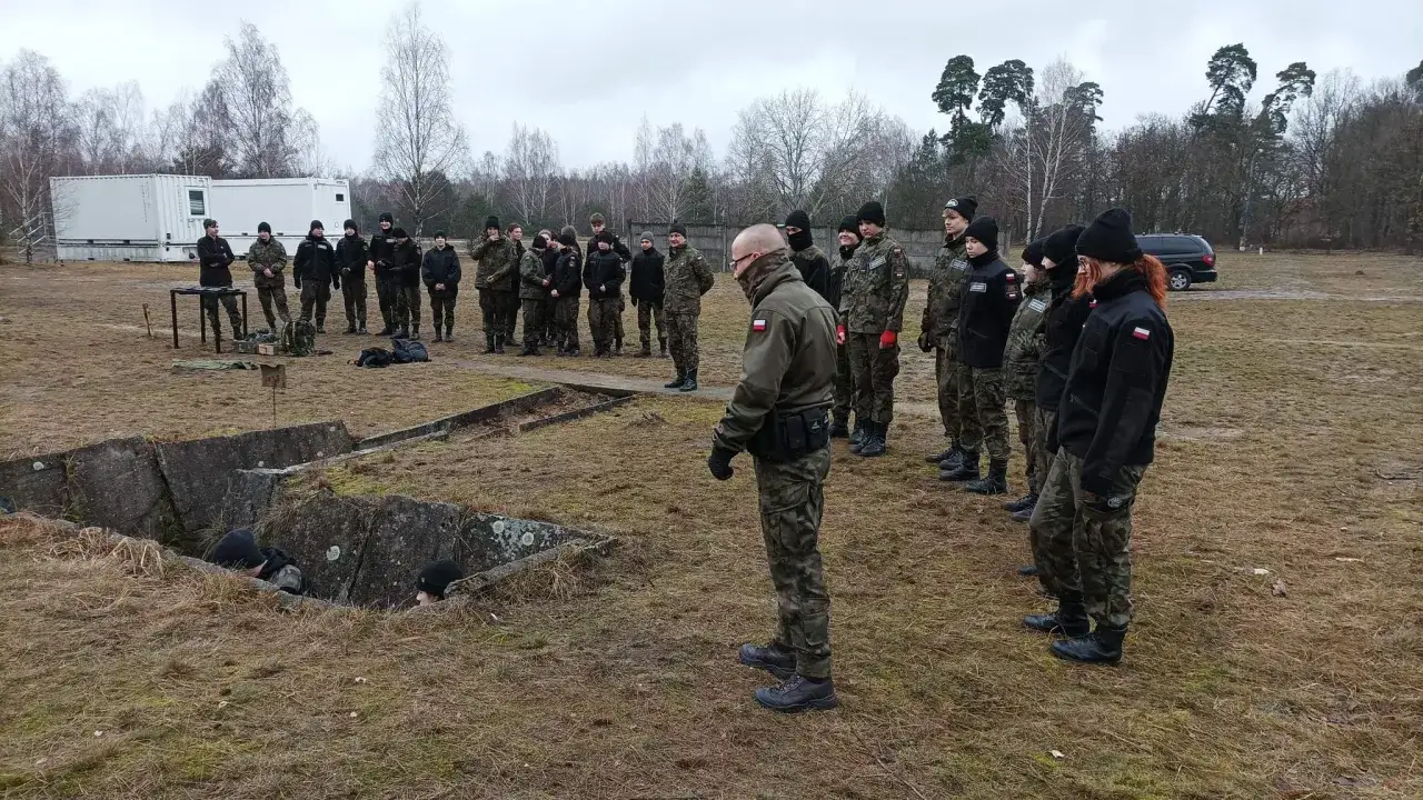 Grupa żołnierzy na strzelnicy garnizonowej w Bydgoszczy, ćwicząca w okopach.