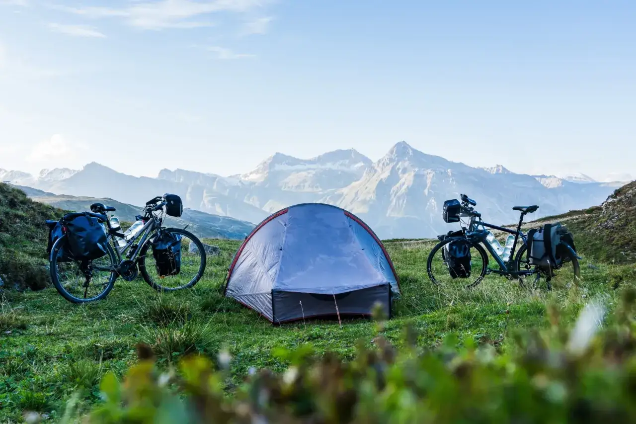 Detale namiotu bikepackingowego: zamek, tropik, stelaż