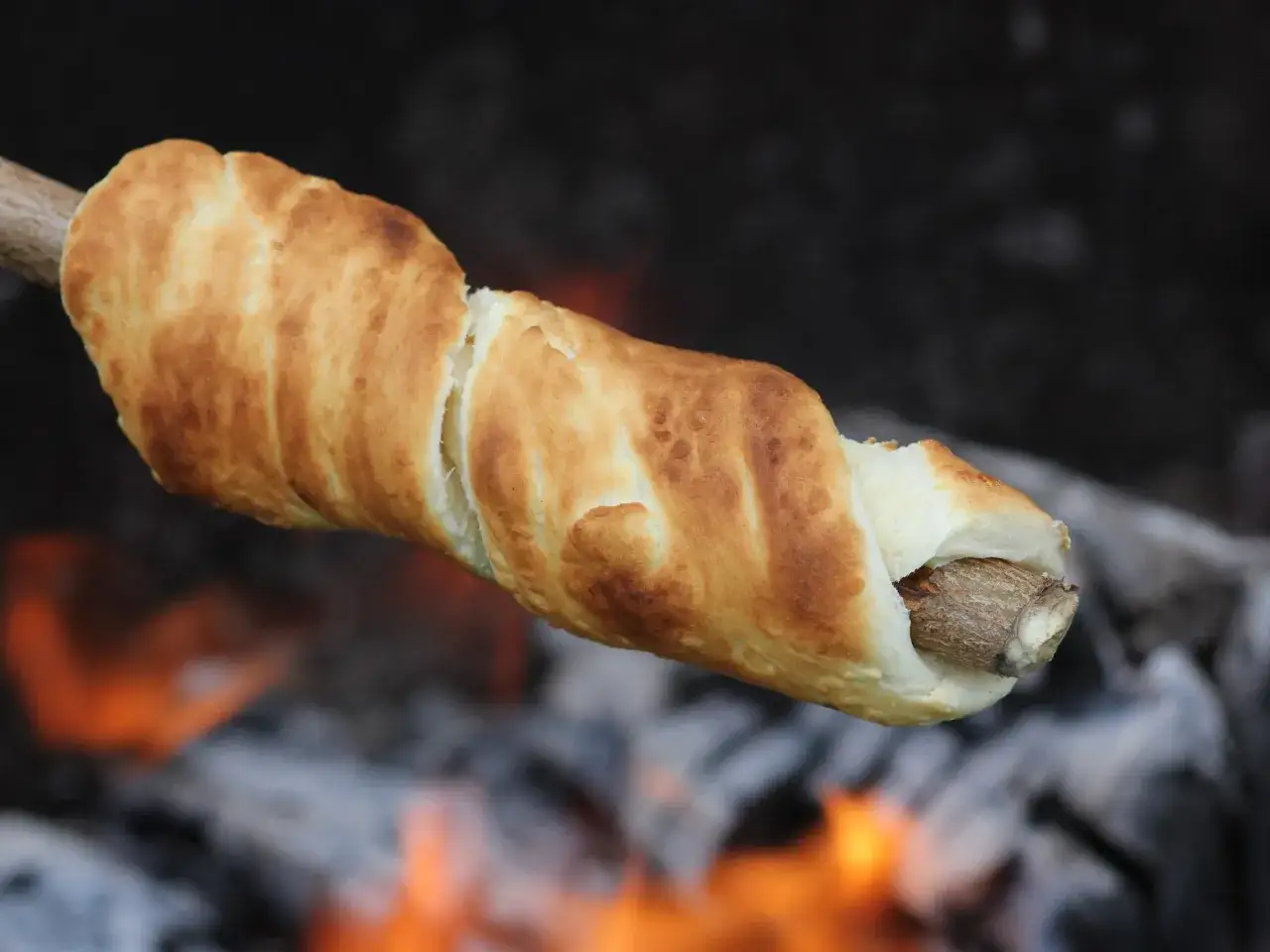 Chleb zawinięty na patyku nad ogniskiem. Pyszna alternatywa, co na ognisko oprócz kiełbasy!